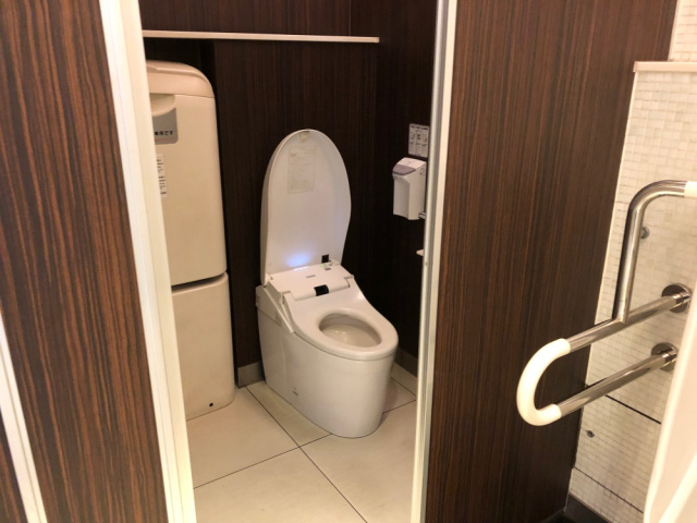 pay-prime-toilets-tokyo-ikebukuro-japan-japanese-train-station-1-2.jpg