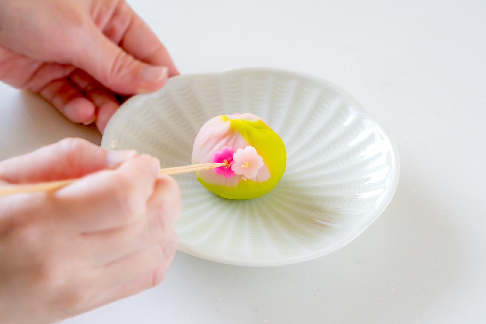 Making-Japanese-Sweets_kasayon-pixta_89743709_M.jpg