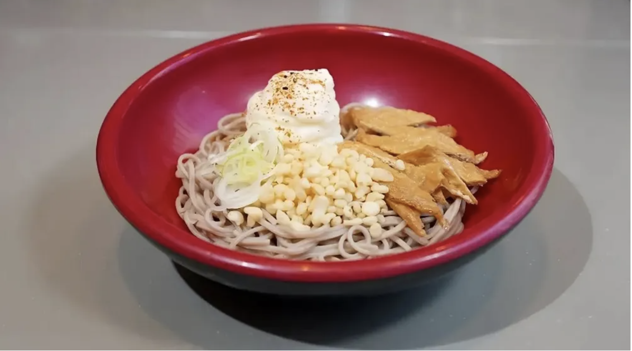 The ice noodles of a Japanese restaurant combine the flavors of sweet cream, onions and fish broth