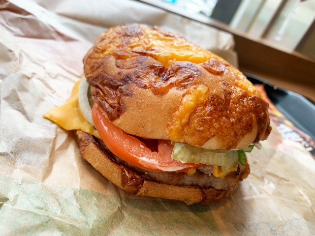 Burger-King-Japan-Ugly-cheese-beef-fast-food-Japanese-taste-test-review-photos-5.jpg