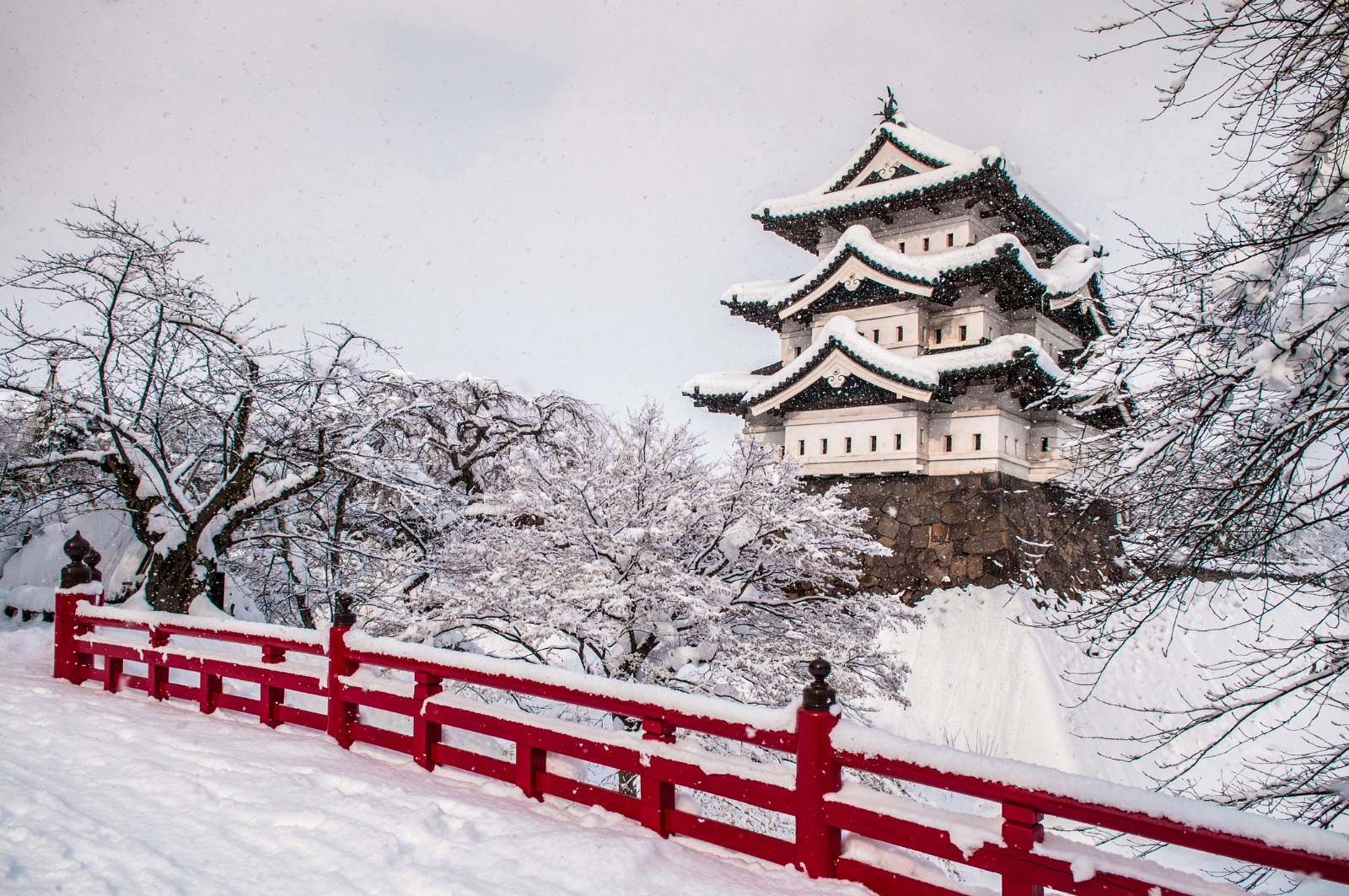 Hirosaki-Castle-Winter_PixHound-iStock-963395362.jpg