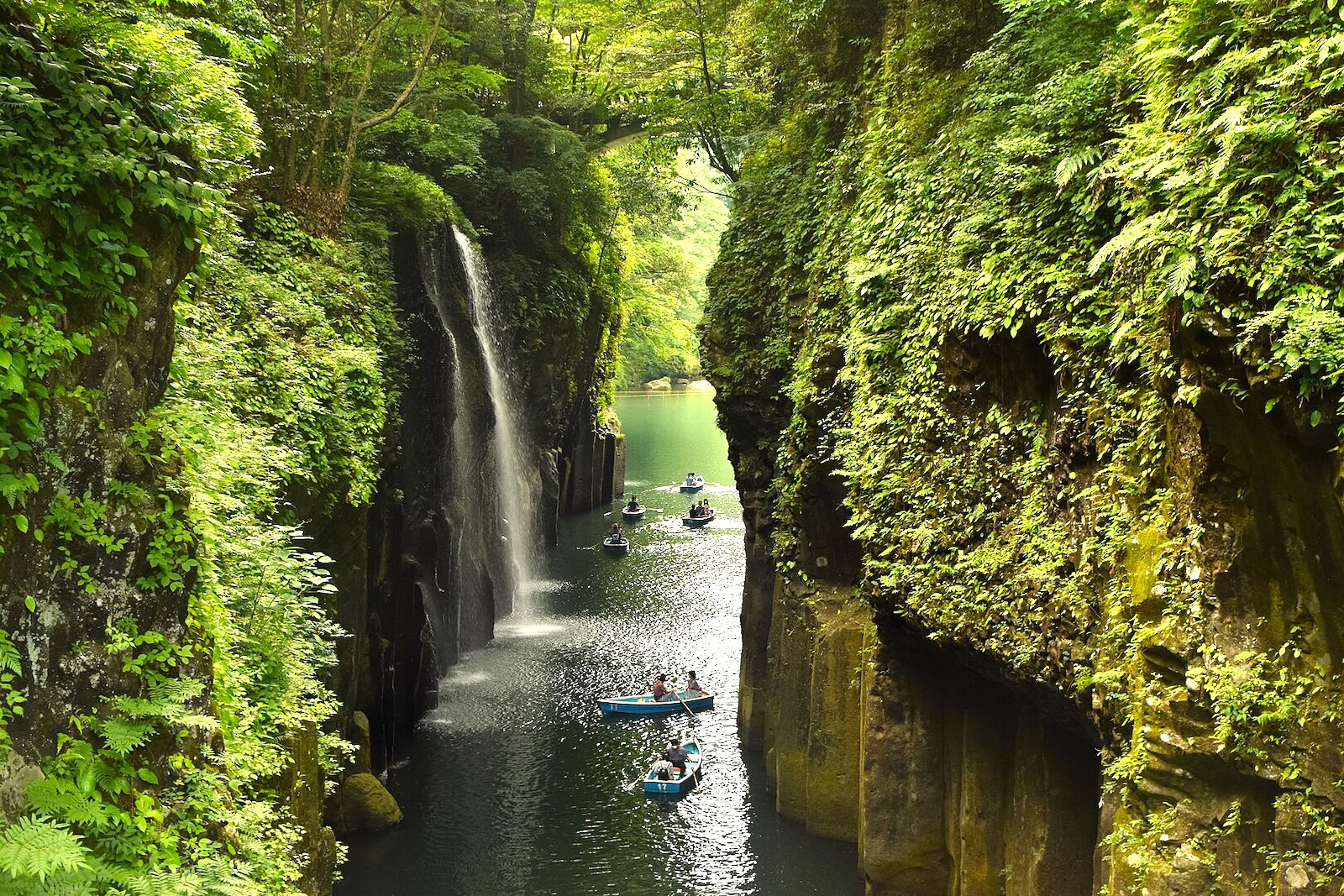 Takachiho-Gorge_Raita-Futo-CC-BY-2.0-1620px-1620px-Takachiho_Gorge_52133238898.jpg