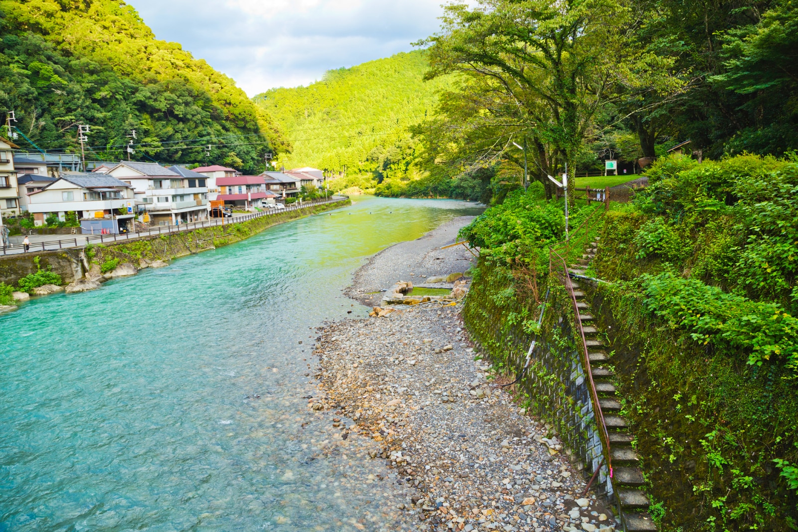 Kawayu-Onsen_thanyarat07-iStock-1145406272.jpg