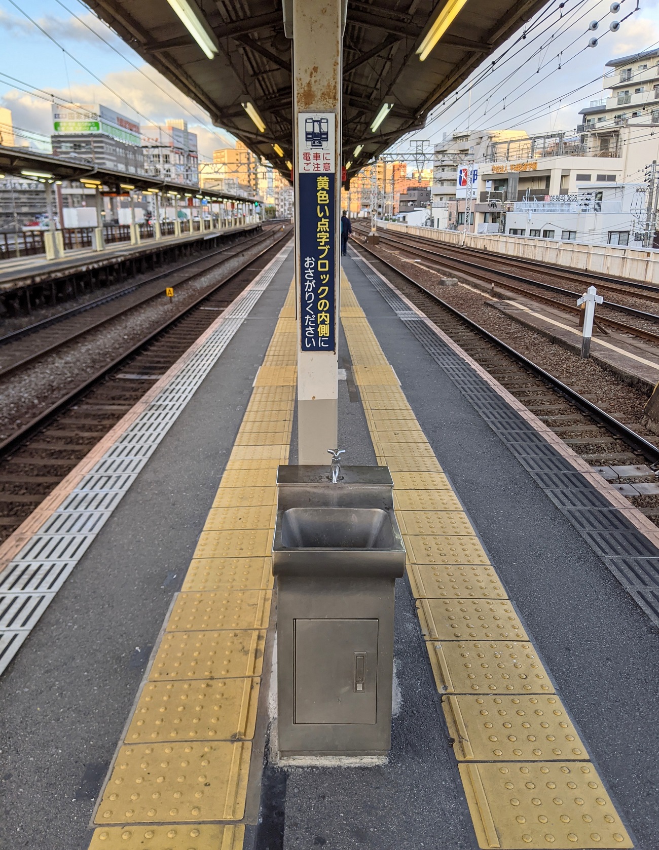 train-otaku-say-this-is-the-narrowest-train-station-platform-in-japan