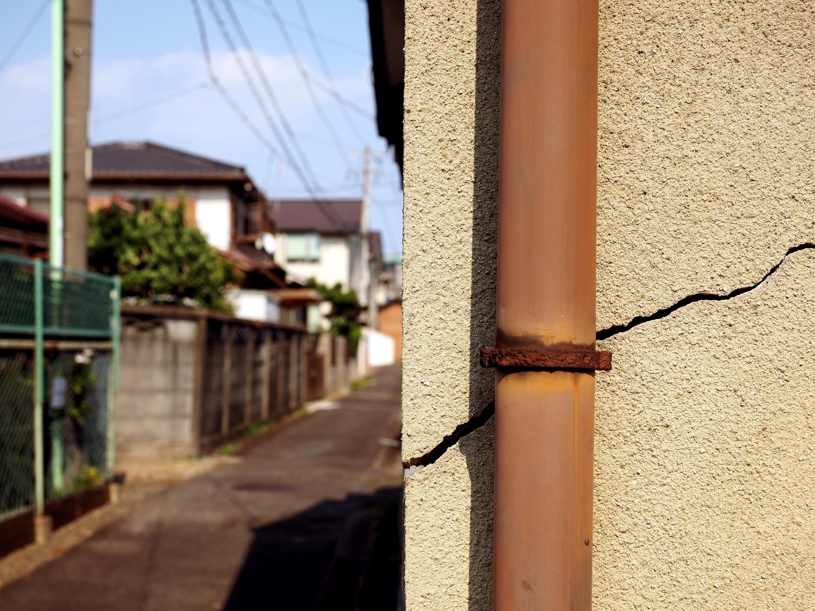 Cracks-like-this-in-the-facade-of-Japanese-homes-are-common-due-to-earthquakes.jpg