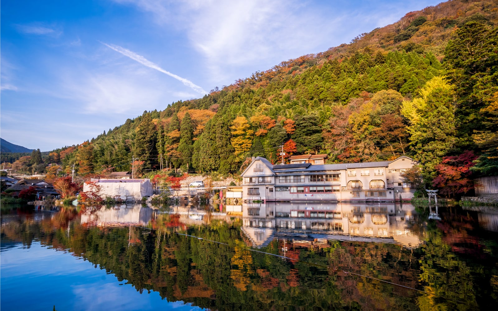 Best-spots-to-see-autumn-leaves-in-Kyushu-Lake-Kinrinko-Yufuin.jpg