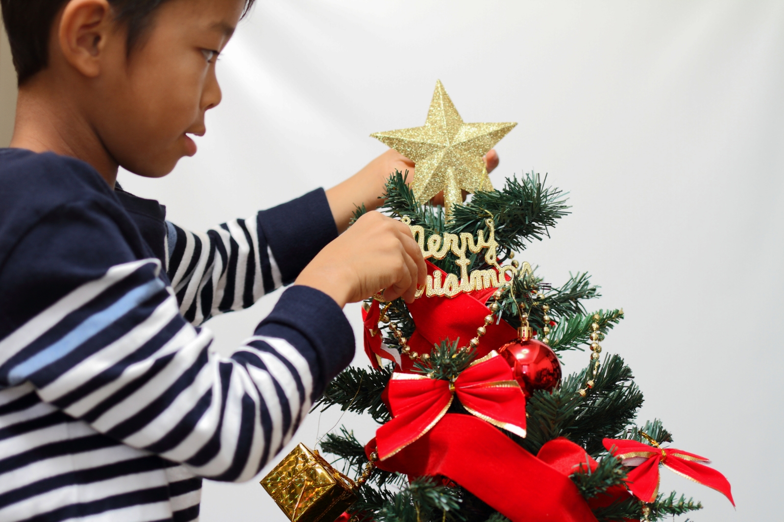 Japanese-boy-decorating-Christmas-tree.jpg