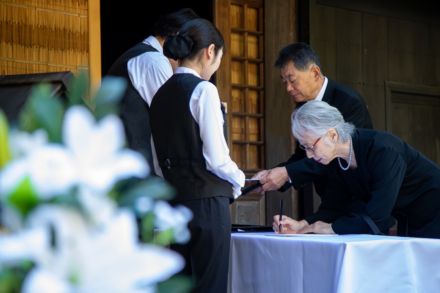 Pixta-Japanese-funeral-reception.jpg