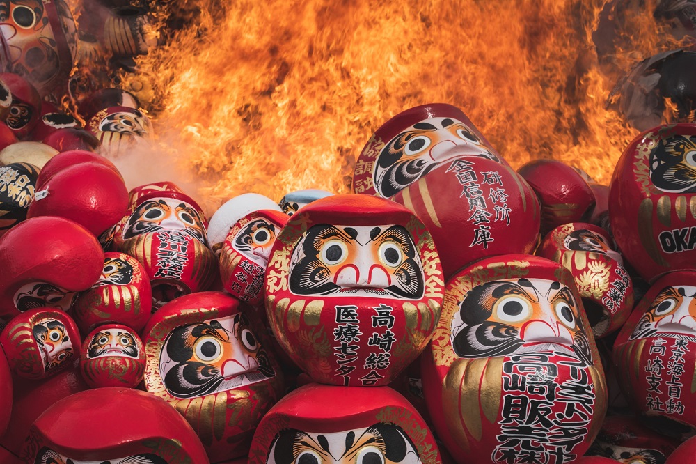 Một năm sau khi mua Daruma, người Nhật mang con búp bê trở lại ngôi đền nơi nó đã được mua và thực hiện nghi lễ đốt