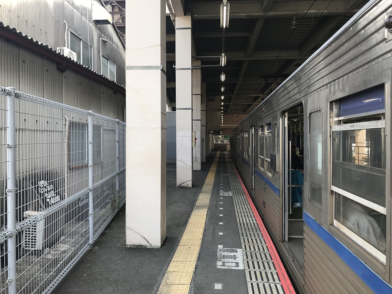 1280px-Platform_of_Fujisakigu-mae_Station_2.jpg