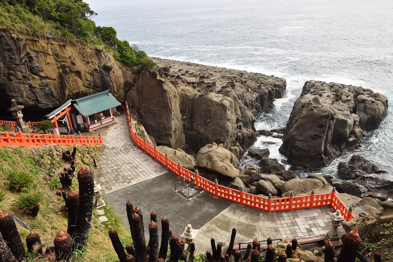 Udo-Shrine_Raita-Futo-CC-BY-2.0-1620px-Udo_Shrine_52017674517.jpg