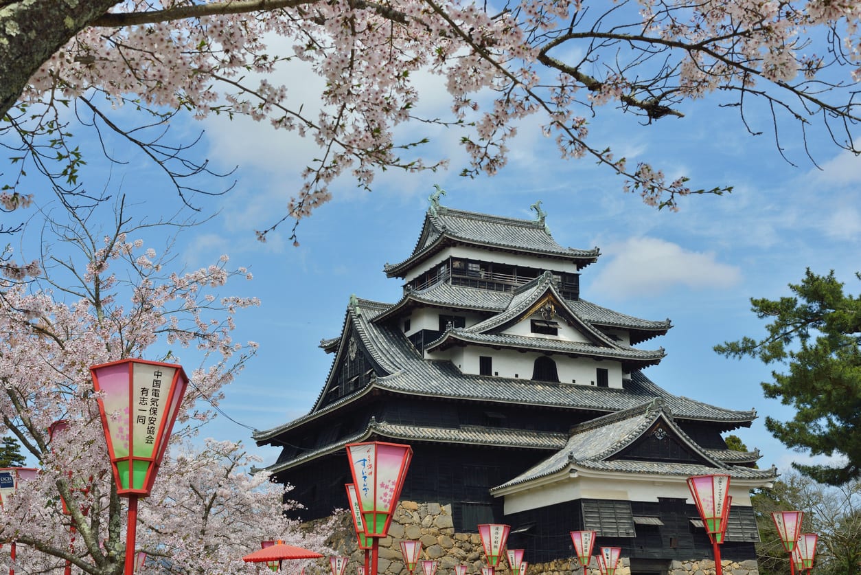 Matsue-Castle-Shimane-Sakura.jpg