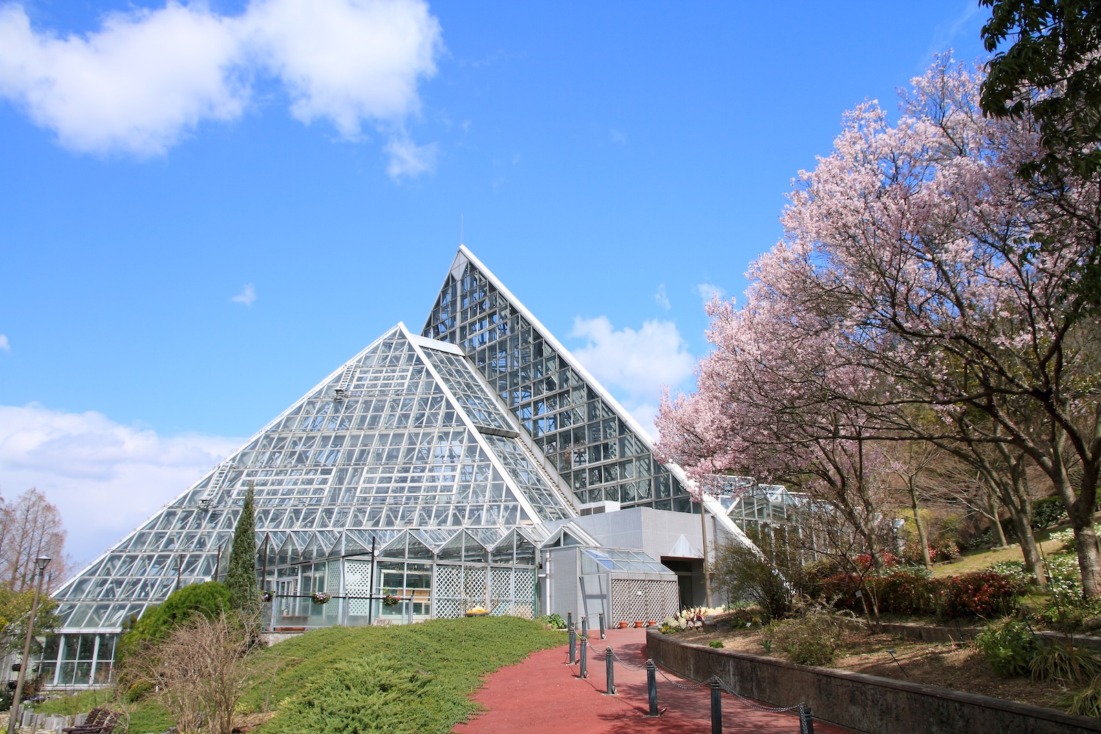 Osaka-Garden-of-Floral-Culture-pixta_14713398_M.jpg